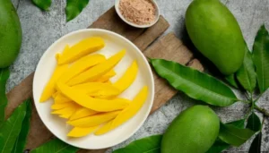 Read more about the article गर्मी में कच्चा आम खाने से पहले जान लें ये जरूरी बातें